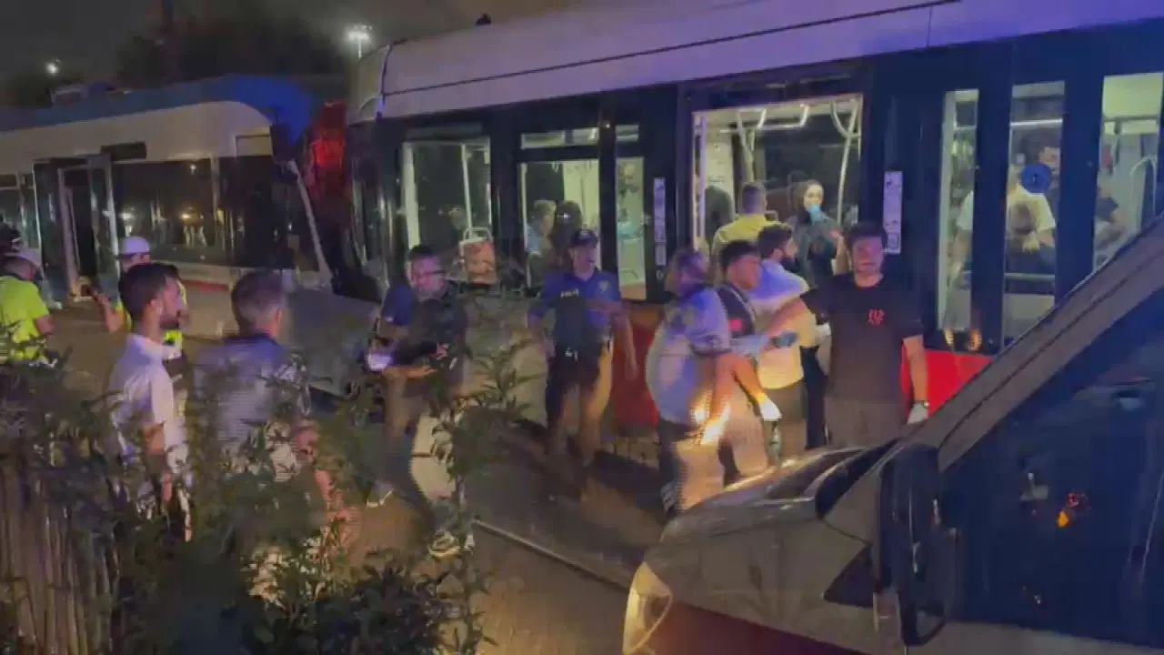 Zeytinburnu'nda 2 tramvay kafa kafaya çarpıştı; yaralılar var!