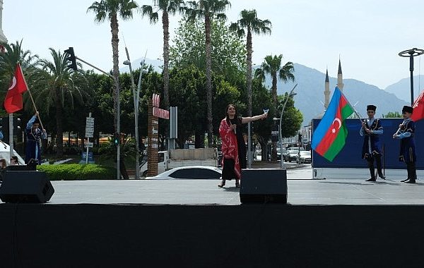 23 Nisan Ulusal Egemenlik ve Çocuk Bayramı kutlamaları kapsamında Azerbaycan dans toplulukları Kemer'de gösteri yaptı – KÜLTÜR SANAT