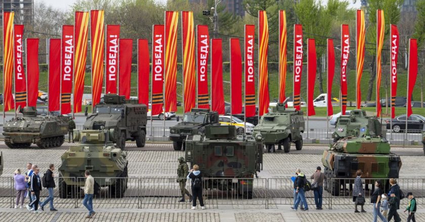 Rusya, Ukrayna'da ele geçirilen Batılı tankları Moskova'da sergiledi
