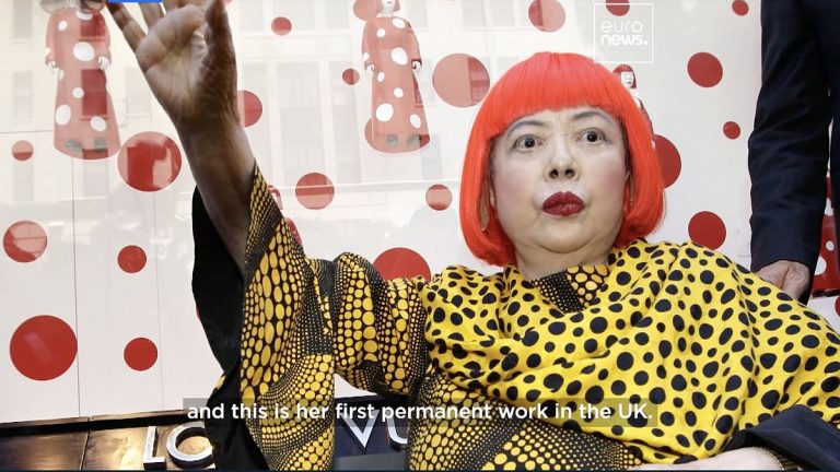 Video.  Yayoi Kusama'nın Birleşik Krallık'taki ilk kalıcı kurulumu Londra'da