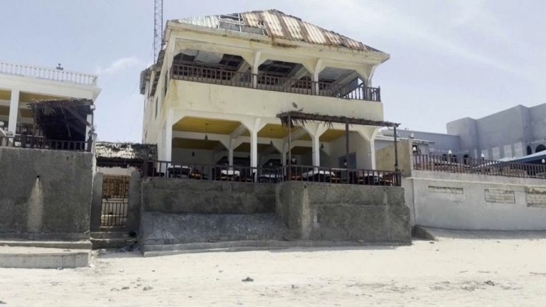 Eş-Şebab Somali'nin başkenti Mogadişu'da bir otele saldırı düzenledi: En az 32 kişi öldü
