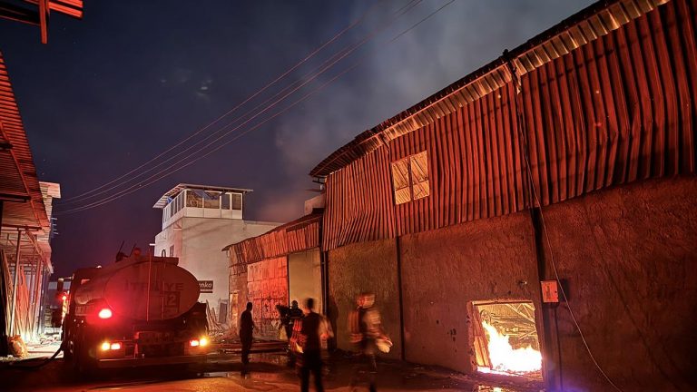 Adana'da bir mobilya üreticisinin tesisinde çıkan yangın: 6 işyeri kül oldu