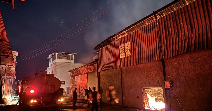Adana'da bir mobilya üreticisinin tesisinde çıkan yangın: 6 işyeri kül oldu