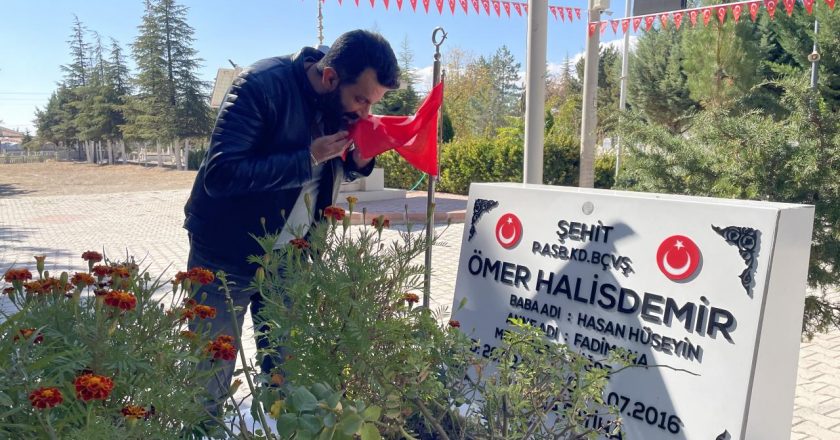 FETÖ elebaşı Gülen’in vefatının ardından şehit Halisdemir’in türbesi ziyaret edildi