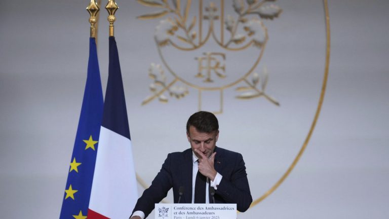 Macron: “Suriye’deki Kürtlere sadık kalmaya devam edeceğiz”