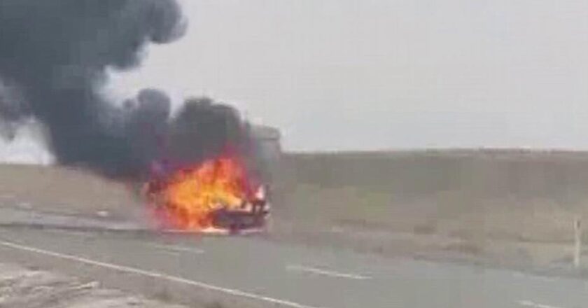 Diyarbakır’da hareket halindeki araç alevlere teslim oldu