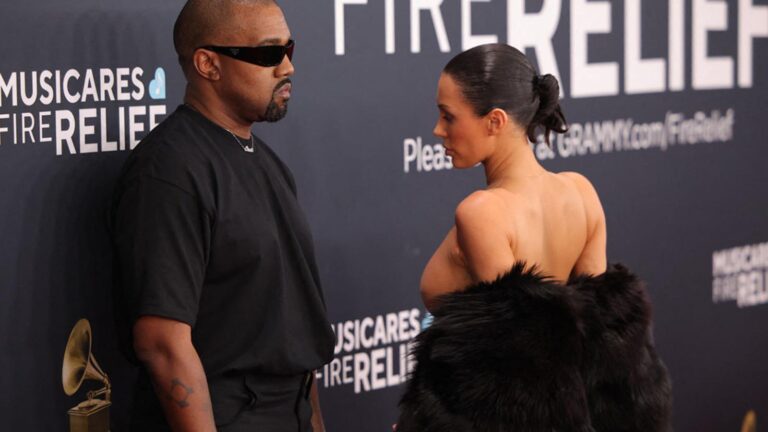 Kanye West eşi Bianca Censori’nin üstsüz pozunu paylaştı!